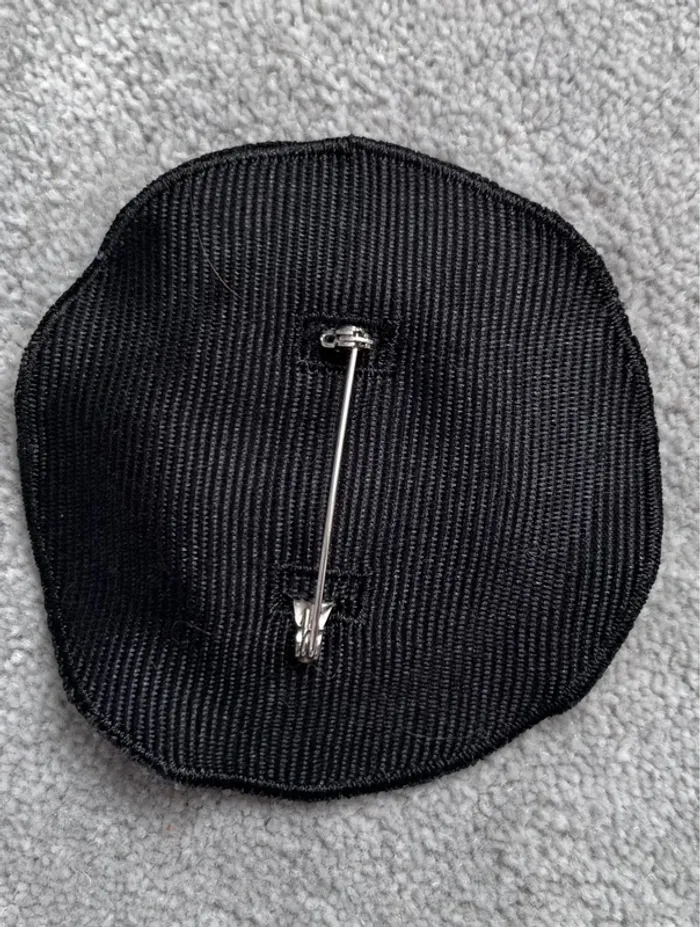 Broche ronde strass - Neuf - photo numéro 2