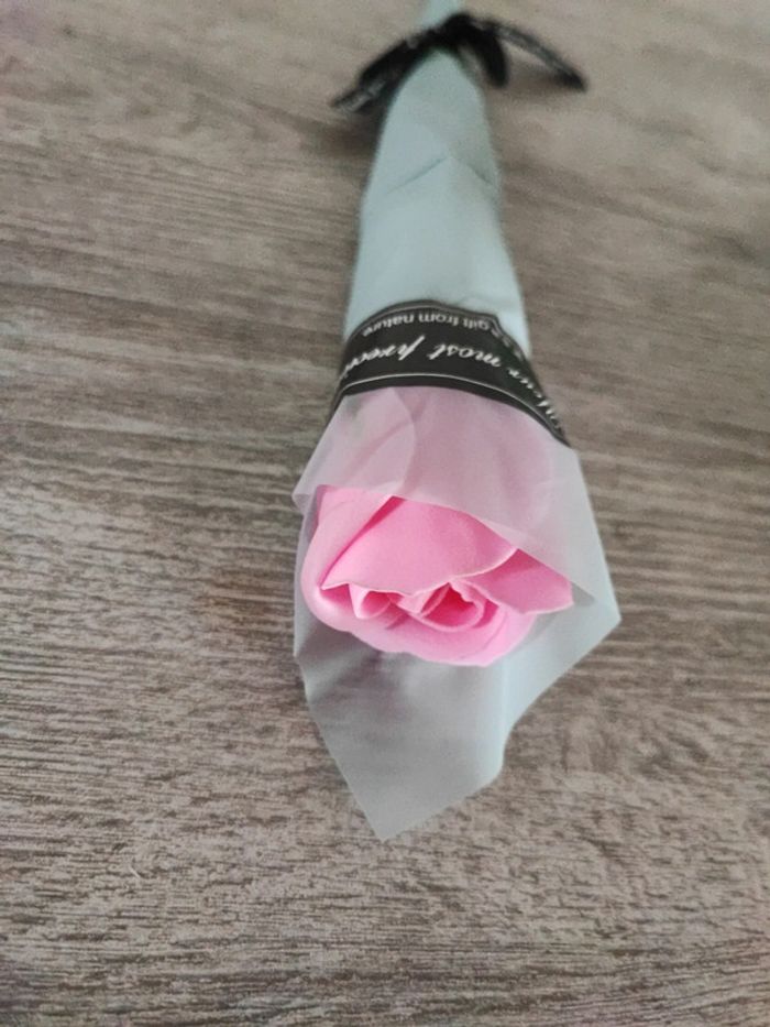 Rose (savon) idée cadeau. Pour votre bain ou offrir - photo numéro 2