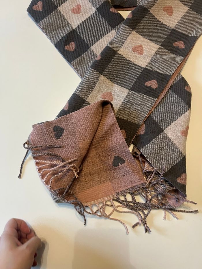 Belle écharpe pour femme couleurs rose, gris et beige motifs cœurs - photo numéro 2