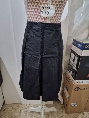 Jupe ,noir ,a plis avec bandes satin,en très très bon état, en coton, longueur 60cm