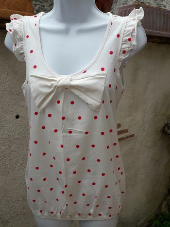 Tee-shirt blanc à pois rouge