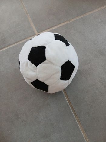 Ballon de foot en peluche qui fait gling gling