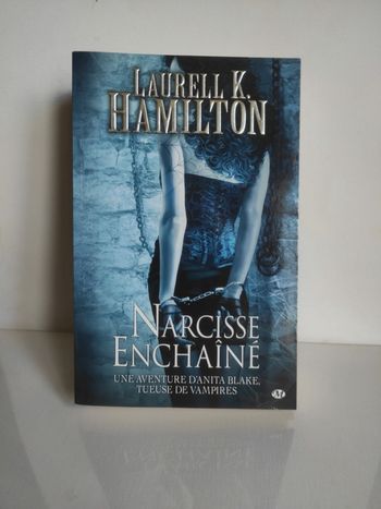 Livre grand format tome 10 Narcisse enchaîné de la série anita blake