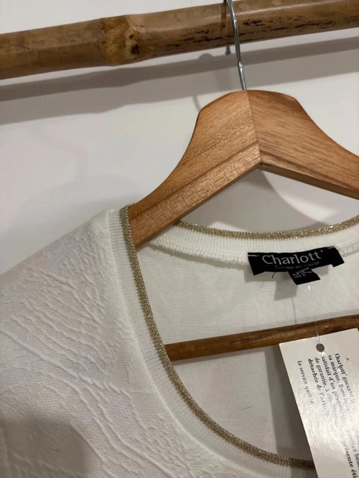 T shirt blanc avec broche abeille - photo numéro 5