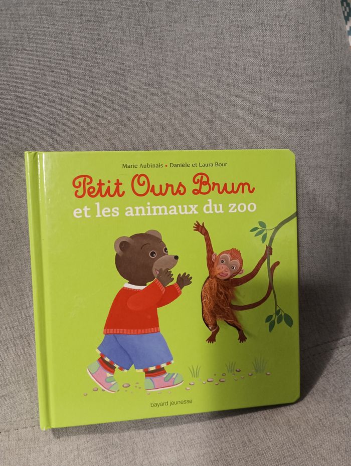 Livre a toucher petit ours brun et les animaux du zoo