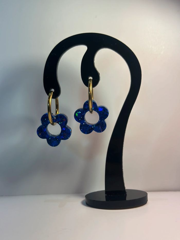 Créoles fleurs résine bleues