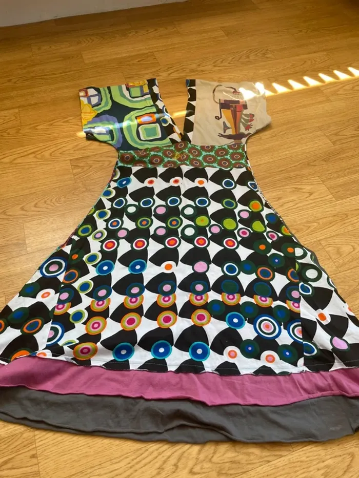 Très jolie robe desigual multicolore
