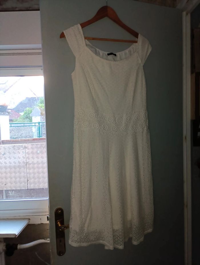 Jolie robe blanche doublée avec broderie marque bréal taille 40