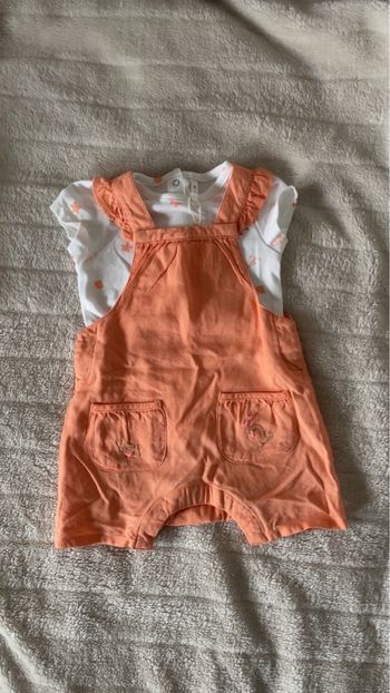 Ensemble salopette et t-shirt