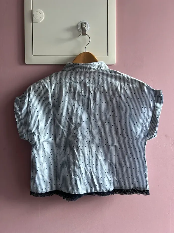 Blouse bleu mignonne à pois noir et dentelle noire en bas - photo numéro 2