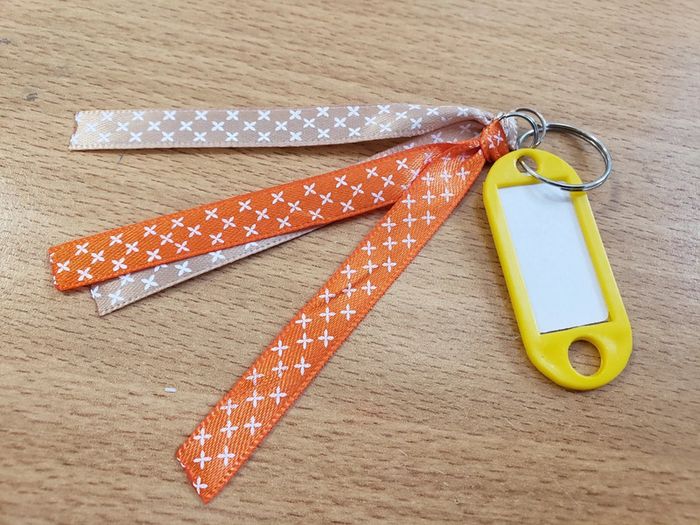 Porte clefs ruban neuf orange