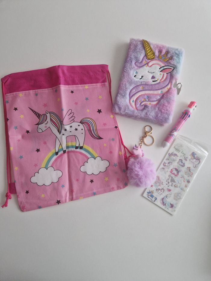 Lot papeterie licorne fille: carnet+ stylo + porté clé + sac+ stickers Neuf