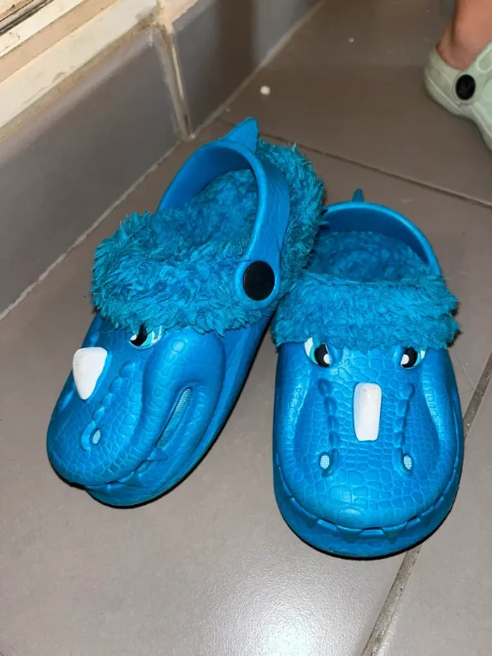 Sabot style Crocs moumoute dragon