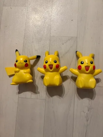 Lot de 3 figurines pikachu très bon état