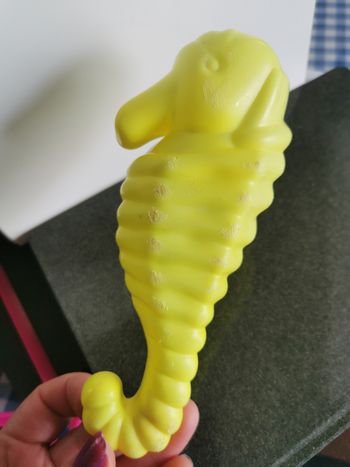 Hippocampe jaune moule en plastique