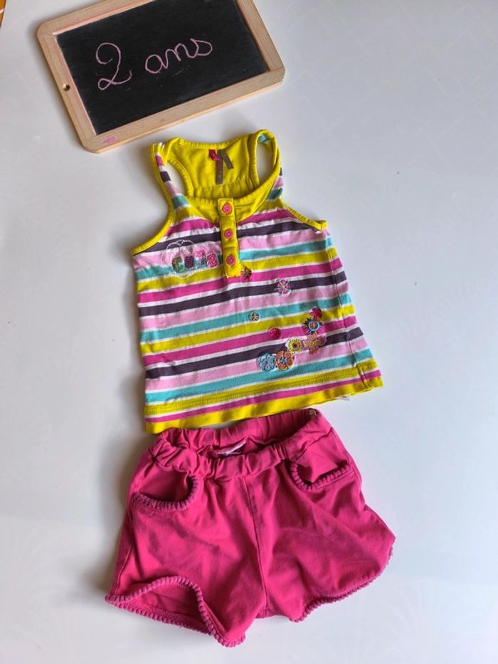 Ensemble t-shirt et short taille 2 ans en très bon état