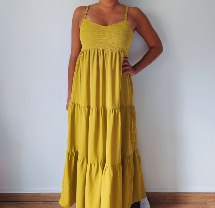Robe longue maxi d'été à volants
Couleur jaune moutarde 
dos croisé 
look bohème moderne 
Marque Cache Cache 
Taille 36 S
Très bon état - photo numéro 4