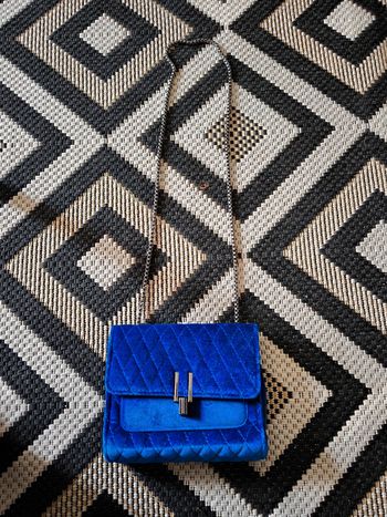 Petit sac bandoulière velours bleu électrique neuf