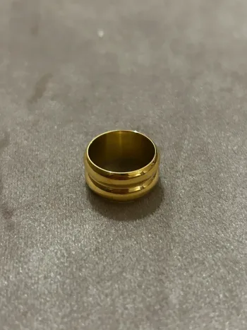 Bague dorée en acier inoxydable 7g - Neuve
