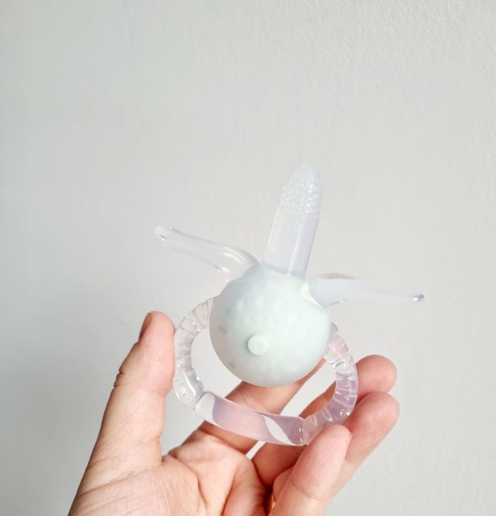 Anneau de dentition et brosse à dents 2 en 1 en silicone alimentaire sans BPA - photo numéro 2