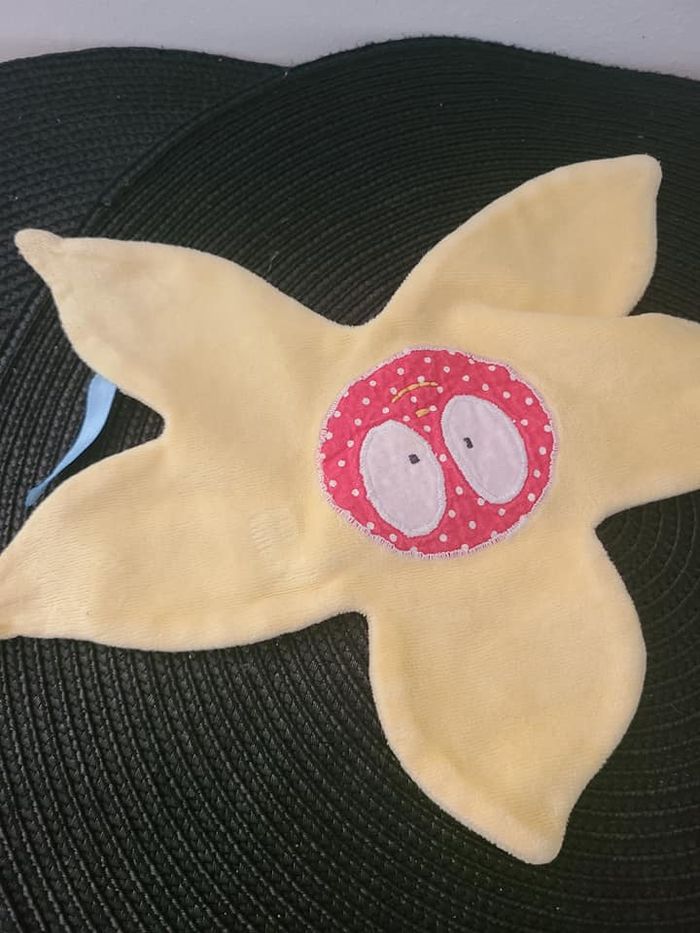 doudou fleur sourire