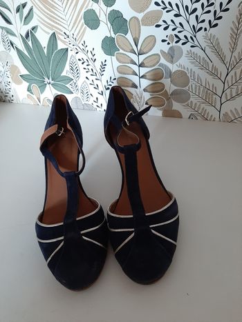 Escarpins bleus à brides 