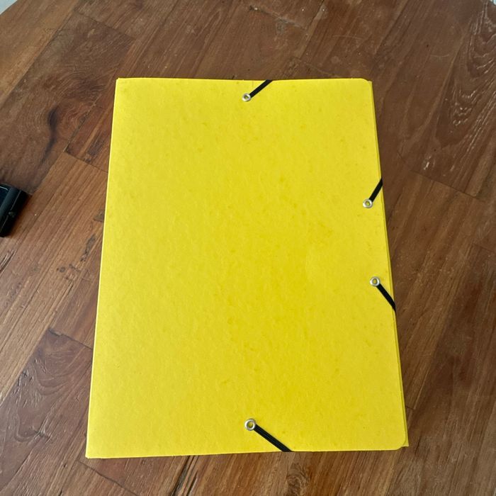 Pochette cartonné jaune