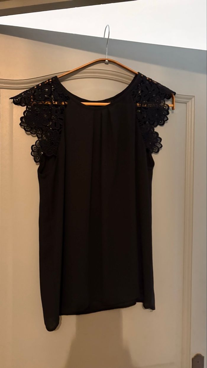 Top a dentelle - photo numéro 3