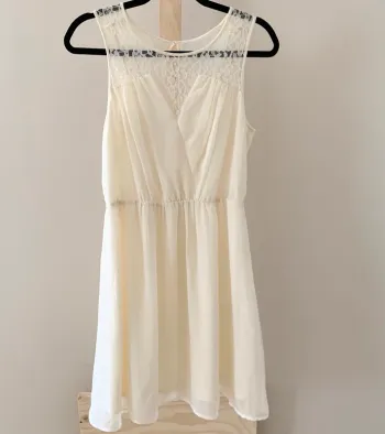 Robe crème élégante avec dentelle – Taille M