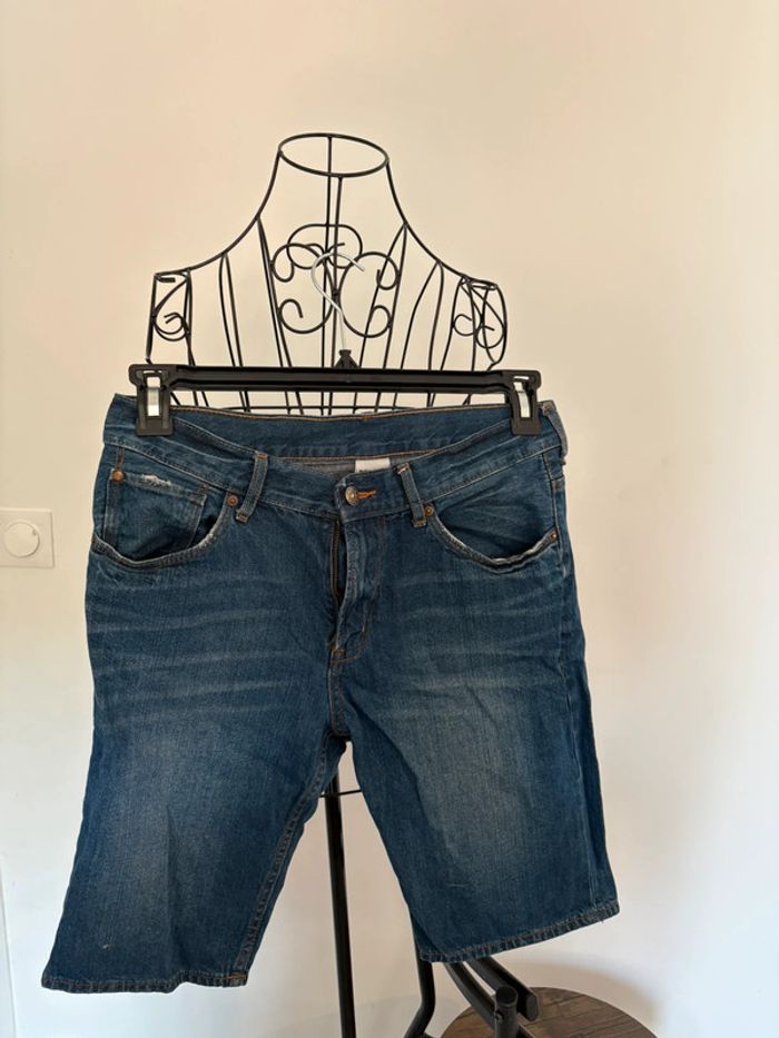 Short en jean bleu H&M, taille 13-14 ans.