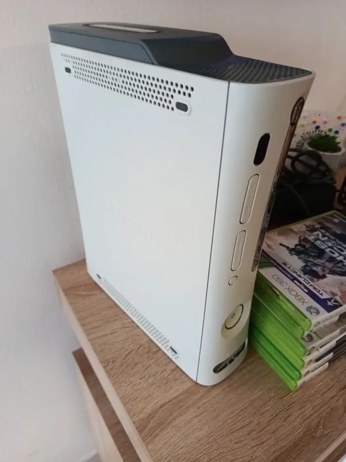 Xbox 360 blanche avec manette câbles 6 jeux - photo numéro 3