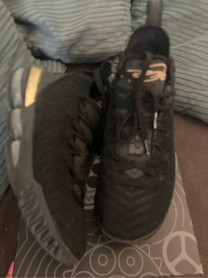 Nike Lebron 16 Black and Gold taille 40,5 - photo numéro 4