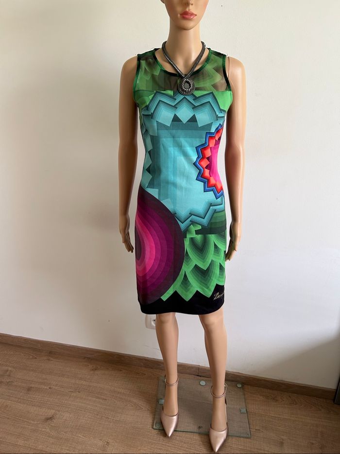 Robe noire et imprimée sans manches Desigual taille S bon état - photo numéro 3