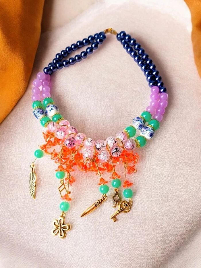 Magnifique collier ras de cou avec breloques