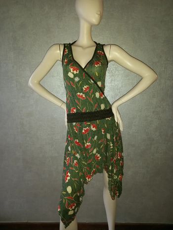 robe asymétrique avec paillette  doré soo lee london taille 40