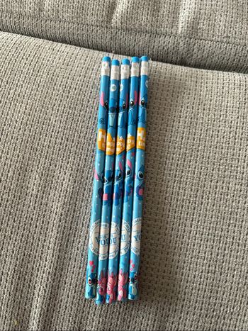 Lot de crayon gris stitch