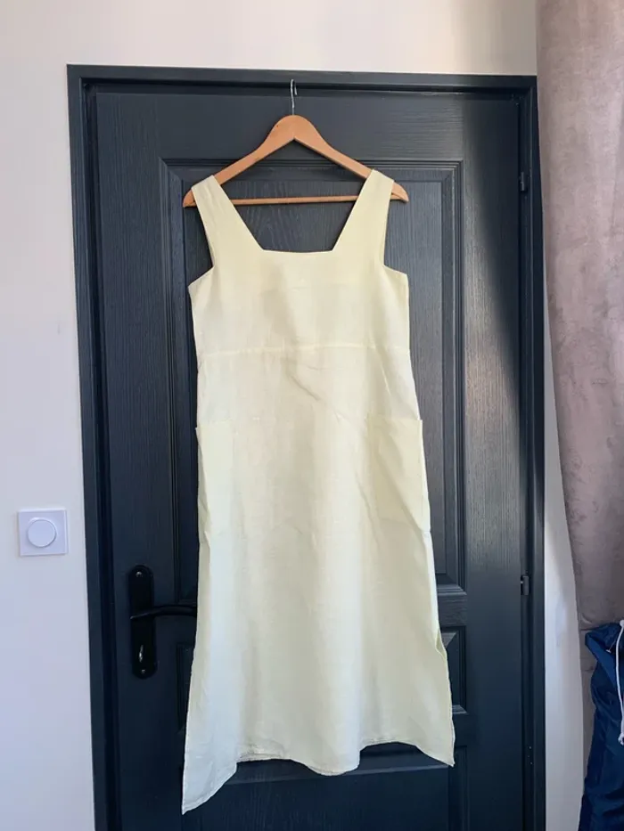Robe longue jaune pâle