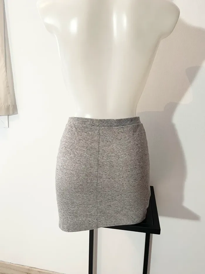Jupe courte grise - photo numéro 4
