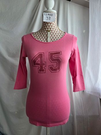 Tee-shirt,rose,col rond,manche 3/4, en très très bon état, ecritures brillantes, largeur d'épaule 30cm, largeur sous bras 39cm, longueur 63cm,en coton& elasthanne ,marque Club Med =5€