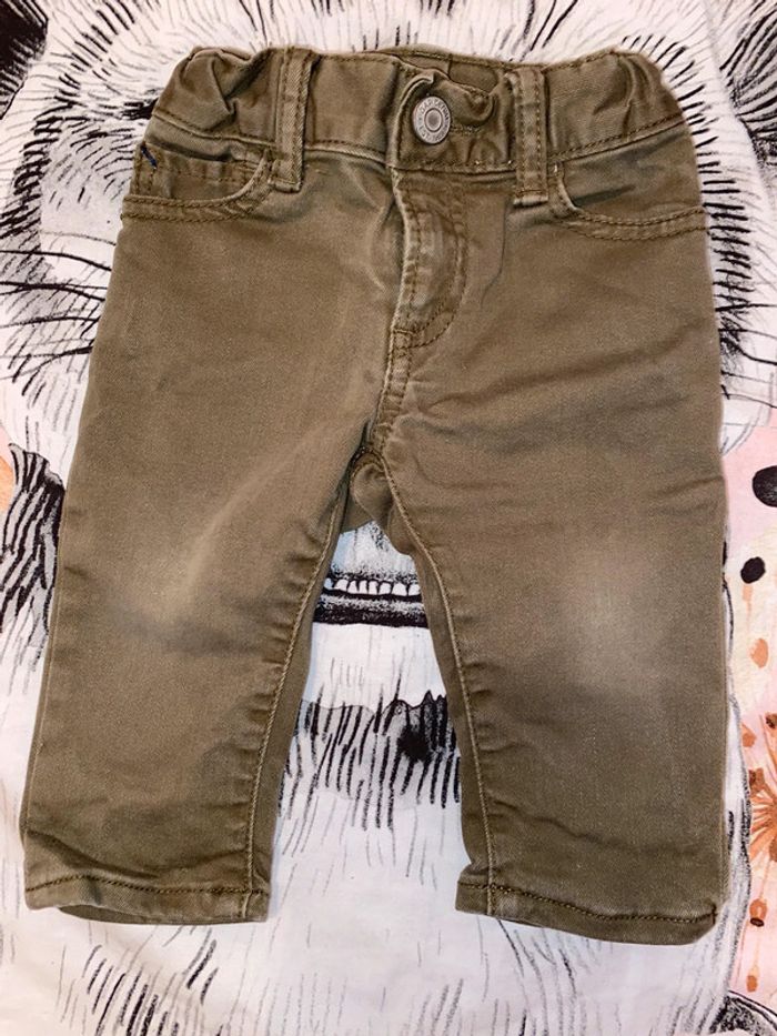 Ensemble pantalon et 2 t-shirts, taille 6-12 mois, marque BabyGap. - photo numéro 2