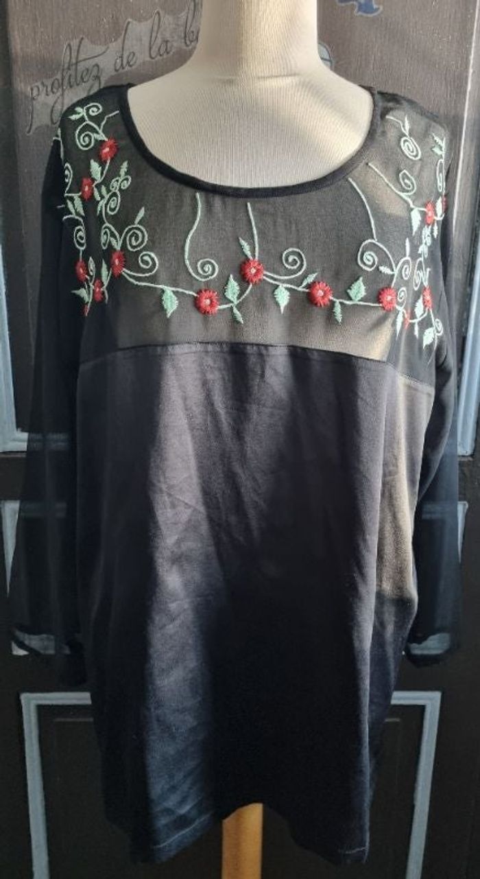 Blouse noir avec broderie taille 52-54 - photo numéro 1