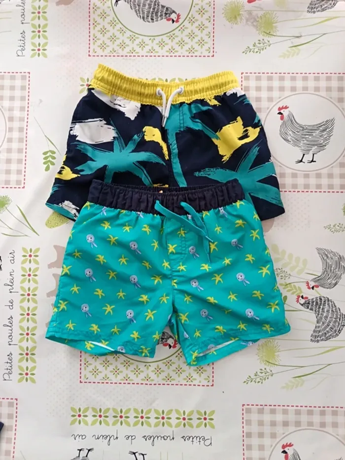 Lot de 2 shorts de bain taille 4 ans.