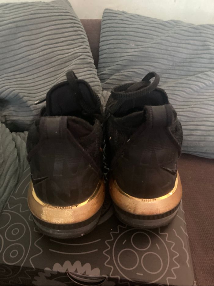 Nike Lebron 16 Black and Gold taille 40,5 - photo numéro 2