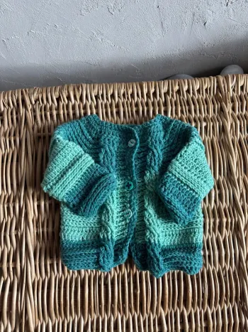 Gilet en laine 6/9 mois faits main en très bon état