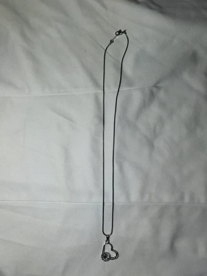 Collier argenté avec un cœur - photo numéro 2