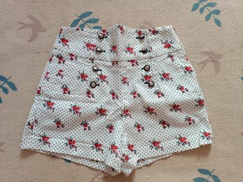 Short court blanc avec rose rouge zara basic M