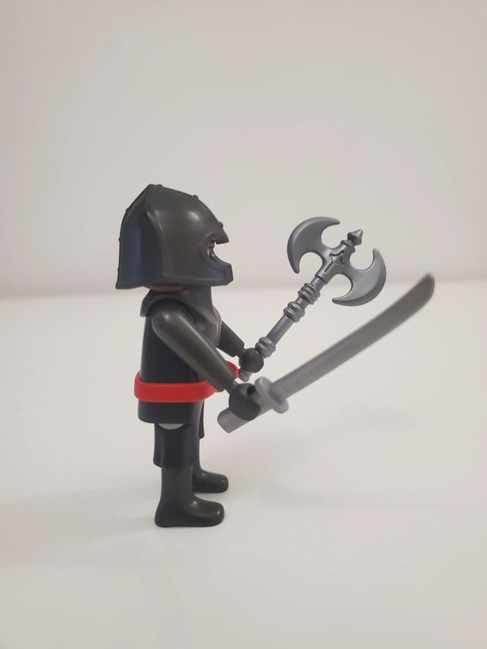 Playmobil Médiéval un Chevalier Guerrier avec casque, épée, hache très bon état - photo numéro 5