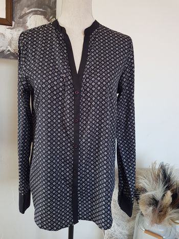 Chemise satinée noire, marine et blanche. Concept français. Kalaïs. T42 aisselles 51cm haut 65cm.