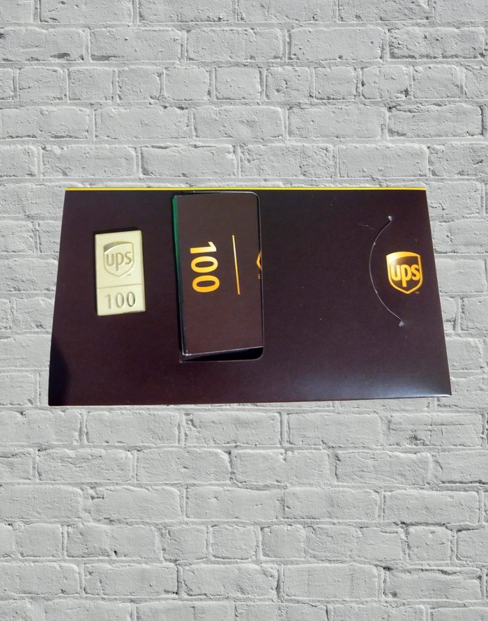 UPS - Pin's Commémoratif 100 ans de service - Neuf