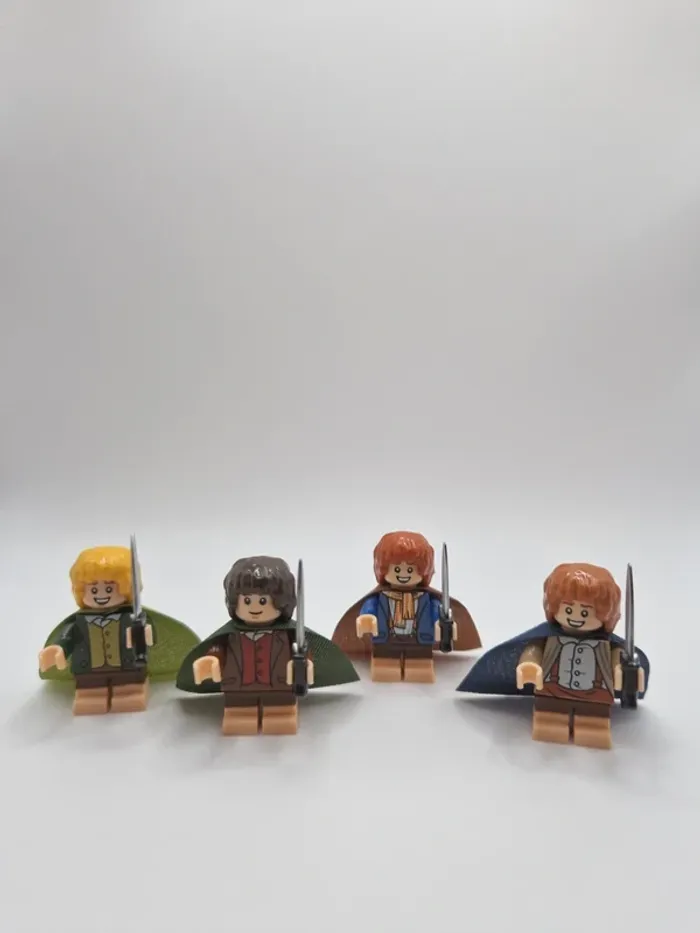 Figurines type lego 4 hobbit Frodon Sam Merry et Pippin seigneur des anneaux / hobbit